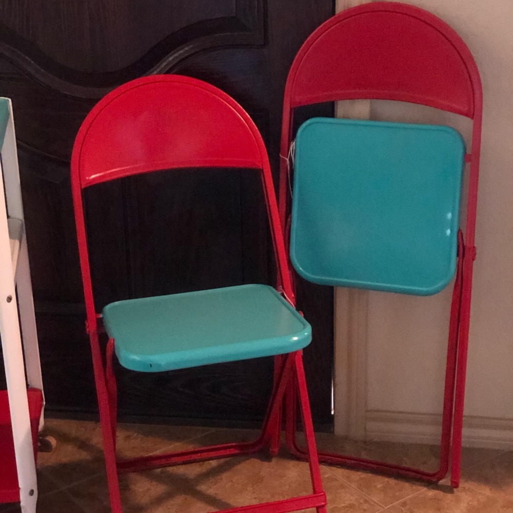 Antique Kitchen Cart with 2 metal fold up chairs.